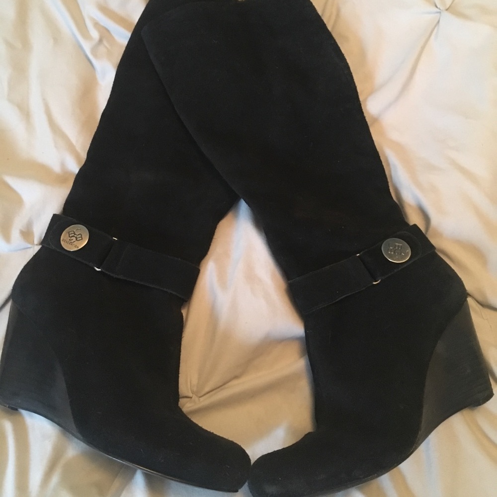 BCBG suede size 6 boot